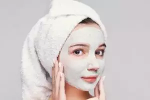 Putih tanpa infus whitening, ini trik meratakan warna kulit wajah kusam pakai masker dari 1 jenis buah