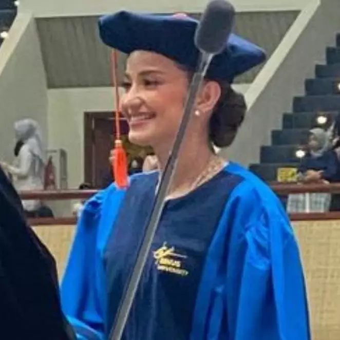 Sempat dapat pertanyaan kocak dari dekan, begini 11 momen Enzy Storia wisuda sarjana di usia 31 tahun