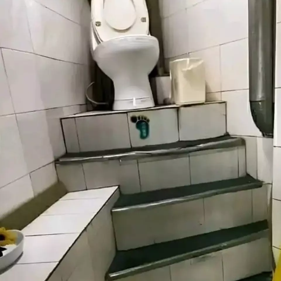 11 Potret kocak desain nyeleneh toilet ini bikin orang mikir dua kali pas mau pakai, absurd pol