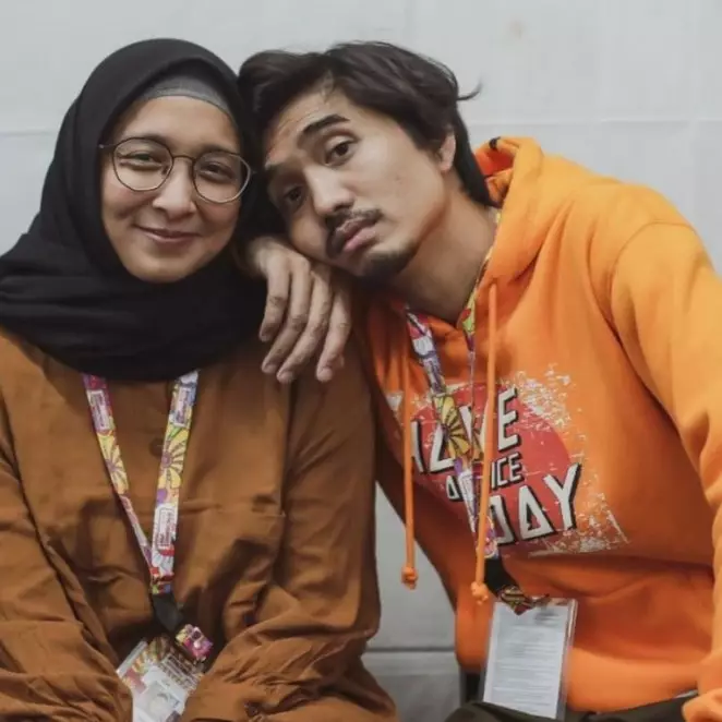 20 Tahun nikah mesranya bak ABG kasmaran, ini 9 momen Duta Sheila On 7 bucin ke Adelia Lontoh