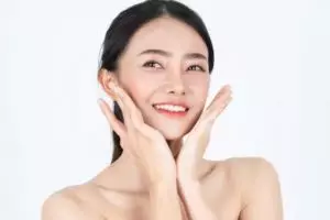 Putih merata tanpa tambahan kunyit, begini cara cerahkan wajah kusam pakai 1 jenis umbi-umbian