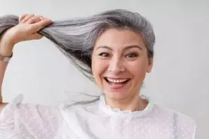 Tanpa pewarna dan urang-aring, begini cara hitamkan rambut penuh uban hanya pakai 1 jenis daun