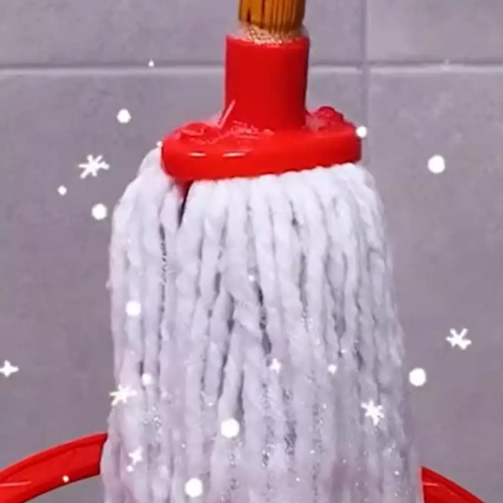 Nggak perlu capek nyikat, ini cara bersihkan kain pel buluk auto kinclong pakai 1 alat sederhana