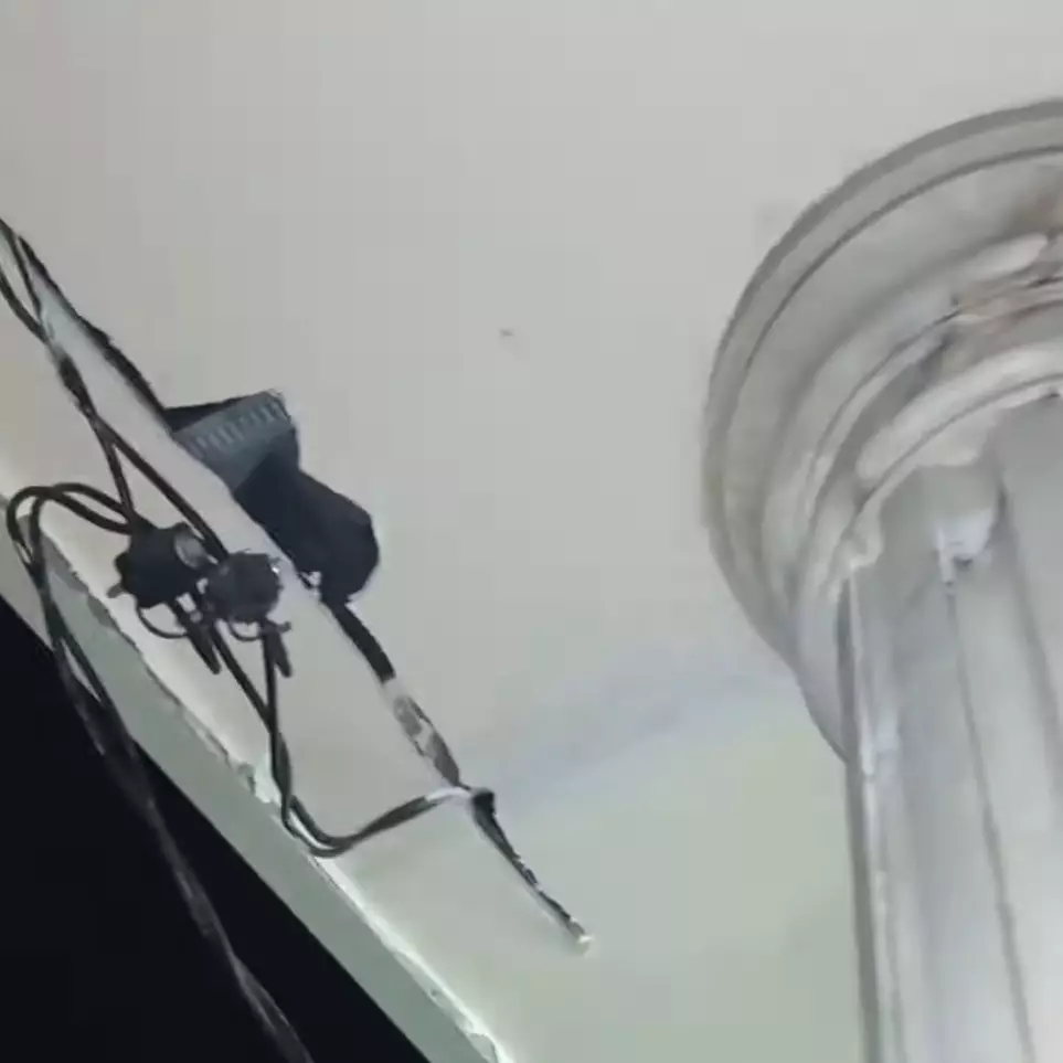 Nggak perlu ganti baru, begini cara perbaiki plafon yang bolong andalkan satu barang bekas