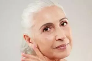 Umur 50 jadi tampak 30 tahun, ini cara pudarkan keriput agar wajah tetap kencang pakai 1 jenis tepung