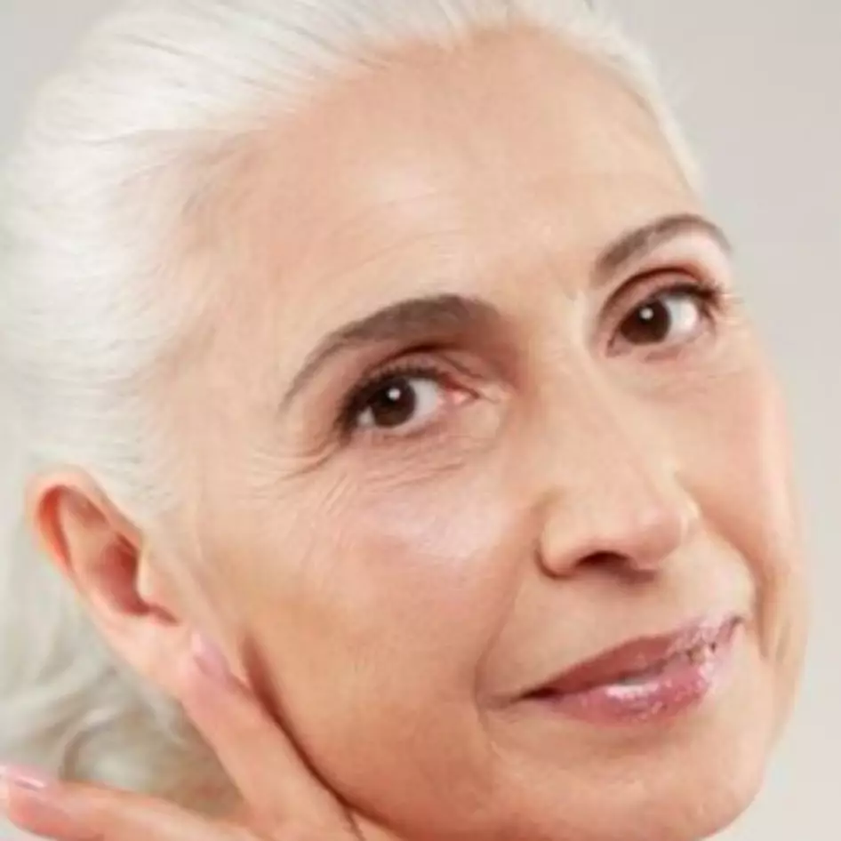 Umur 50 jadi tampak 30 tahun, ini cara pudarkan keriput agar wajah tetap kencang pakai 1 jenis tepung