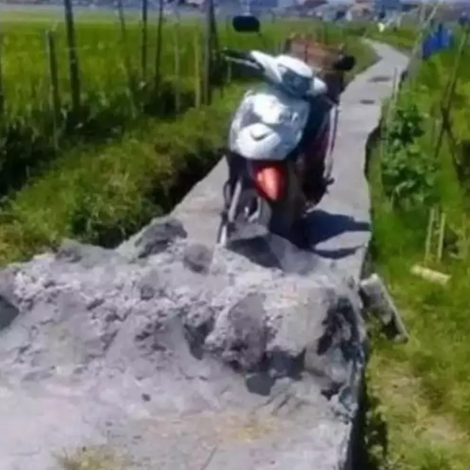 13 Potret kocak polisi tidur ini bukannya menertibkan, malah bikin orang nggak mau lewat