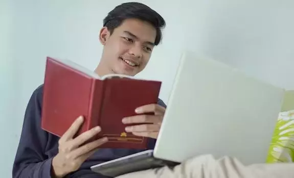 Contoh kata hubung subordinatif freepik.com