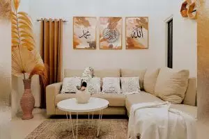 11 Potret ruang tamu outdoor rumah subsidi yang menyatu dengan garasi ini mewah pol, antisumpek