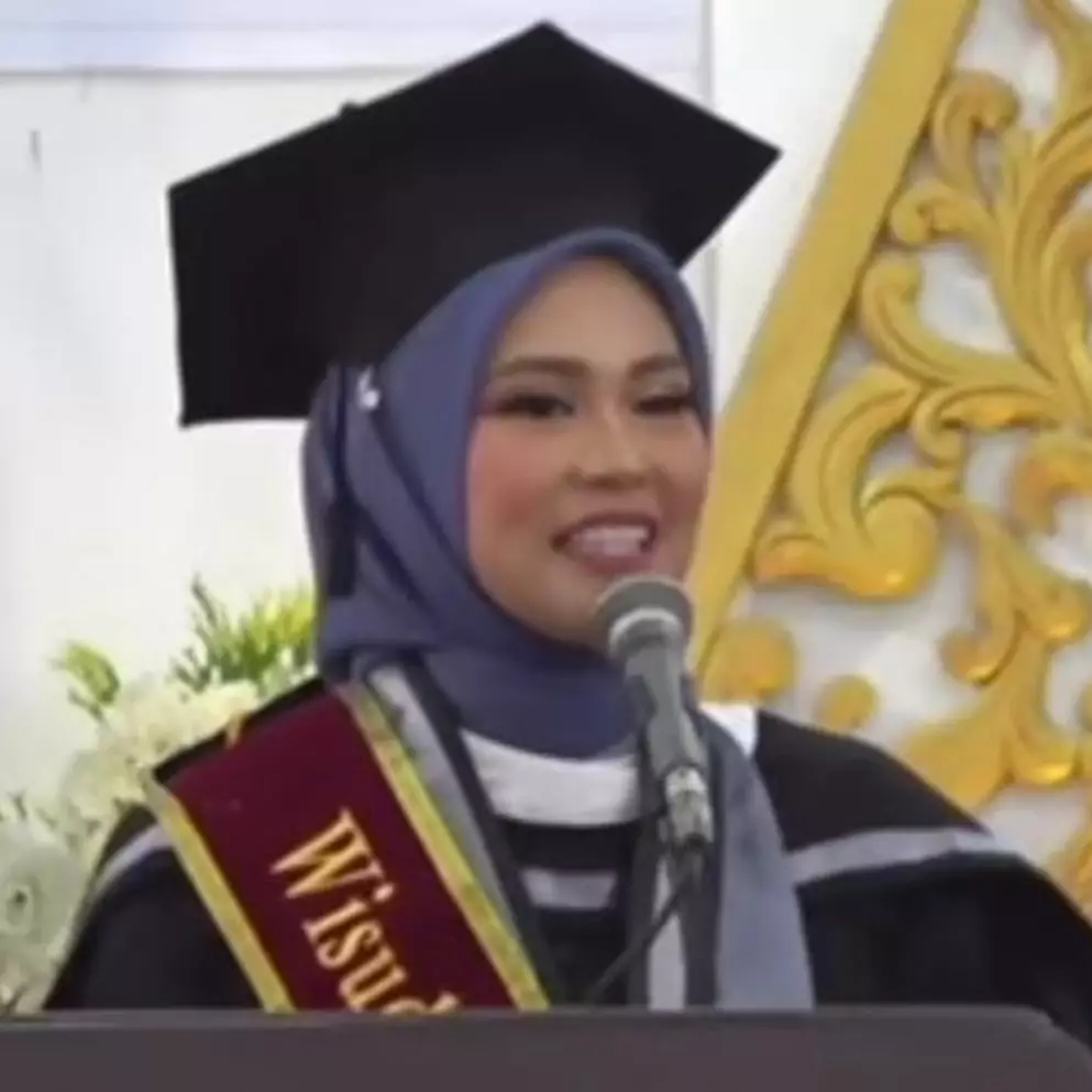 Sayang bukan main, cewek ungkapkan cinta ke dosen saat wisuda ini endingnya bikin air mata meleleh