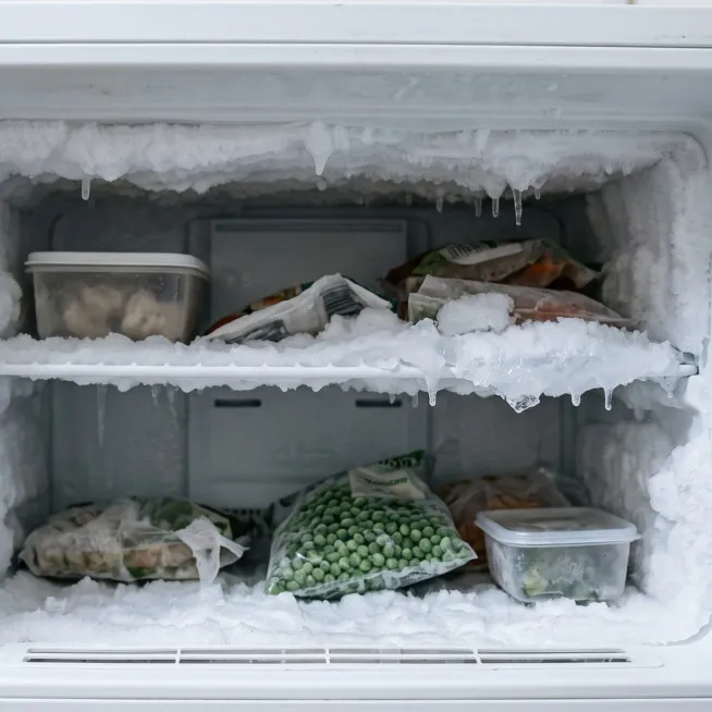 Bukan pakai kipas angin atau air hangat, bunga es freezer menumpuk bisa dibersihkan pakai bumbu dapur