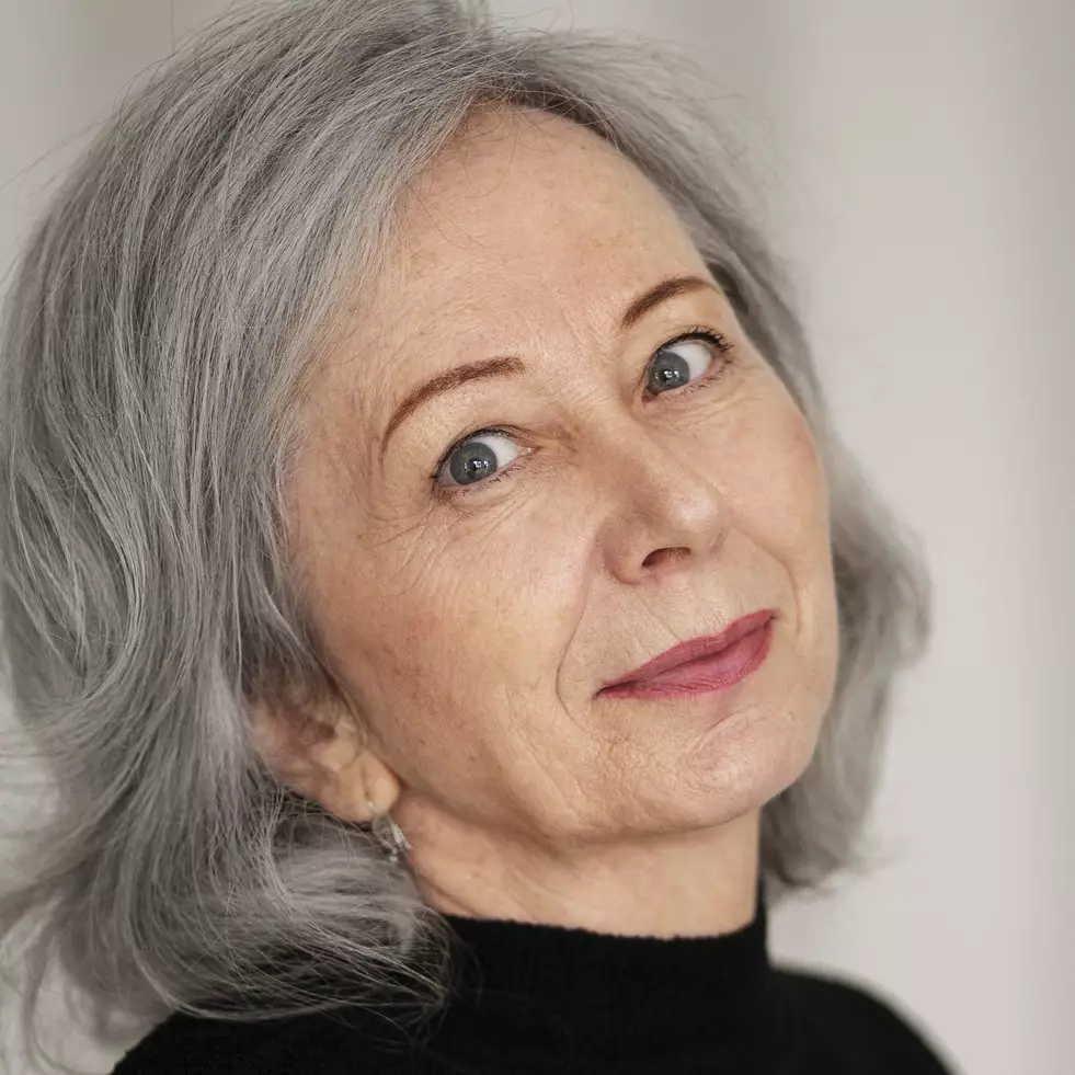 Tak perlu beli cat rambut, ini trik menutupi kepala penuh uban hanya pakai 1 bubuk minuman