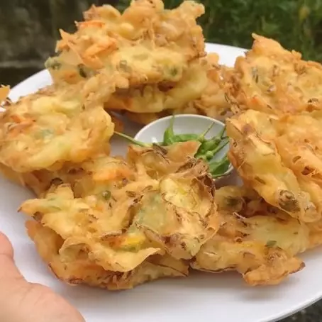 Trik bikin bakwan sayur tebal yang renyah dan tak menyerap banyak minyak, cukup tambah 2 bahan dapur