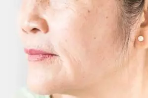 Tak hanya ampas kopi, ini trik kurangi keriput dan garis halus akibat penuaan pakai 1 bahan kue