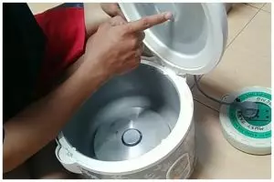 Trik atasi rice cooker yang mudah menyetrum agar normal lagi, cukup pakai 1 alat