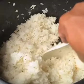 Bukan ditambah minyak goreng, ini trik menanak nasi agar makin enak, pulen, gurih, dan tak berkerak
