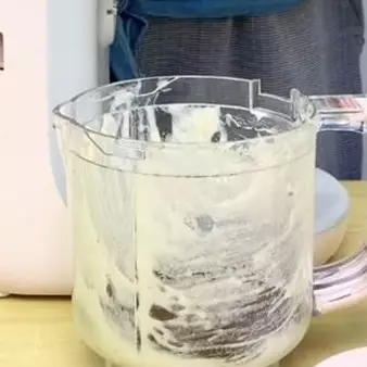 Tanpa baking soda atau air panas, begini cara basmi bau amis daging di blender pakai 1 bahan minuman