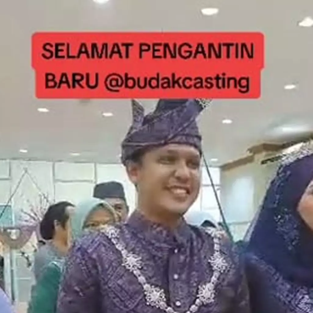 Terinspirasi pedang pora, cara nyeleneh sambut pengantin ini bikin satu gedung nyengir lebar