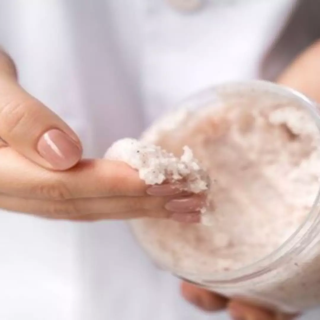 Trik memudarkan flek hitam dan kulit kusam pakai body scrub dari 3 bahan dapur, bikin cerah merata