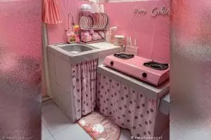 9 Potret dapur mungil pink ini visualnya estetik dan nggak semrawut, bikin makin betah masak