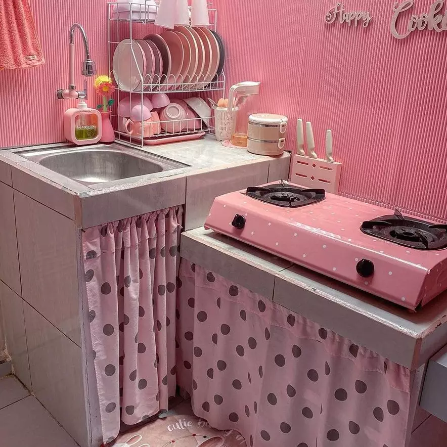 9 Potret dapur mungil pink ini visualnya estetik dan nggak semrawut, bikin makin betah masak