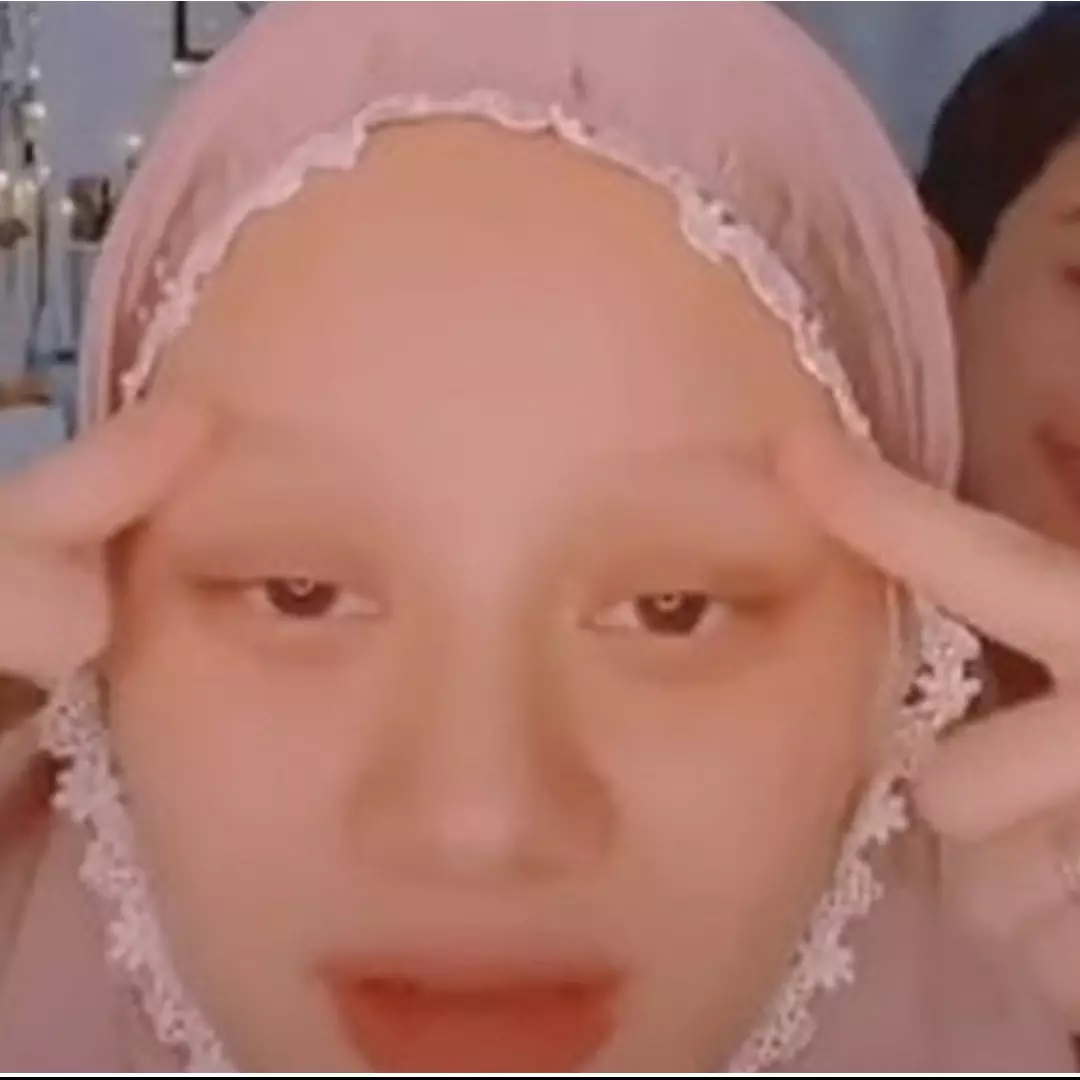 Unggah foto tanpa makeup, 11 potret seleb percaya diri perlihatkan alis tipis ini banjir pujian