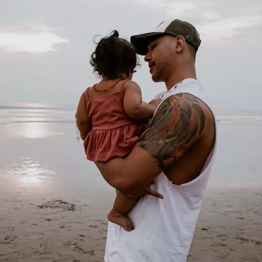 7 Momen Krisjiana si bapak macho nan garang momong anak, bikin netizen gemas dengan suami Siti Badriah