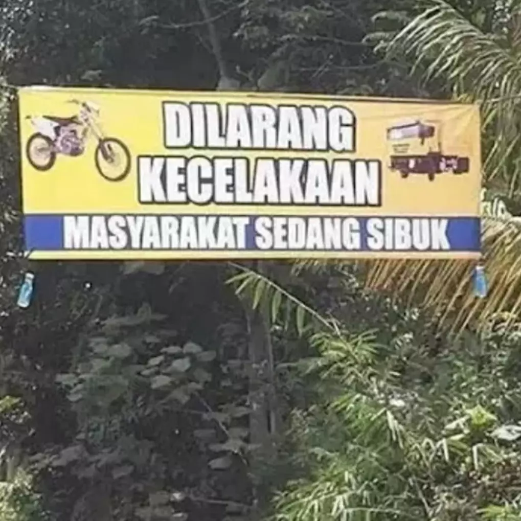 11 Tulisan kocak spanduk di perumahan ini bikin yang baca heran sekaligus ketawa