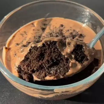 Tanpa mixer atau oven, ini trik bikin brownies lembut dan super praktis cuma butuh 1 menit