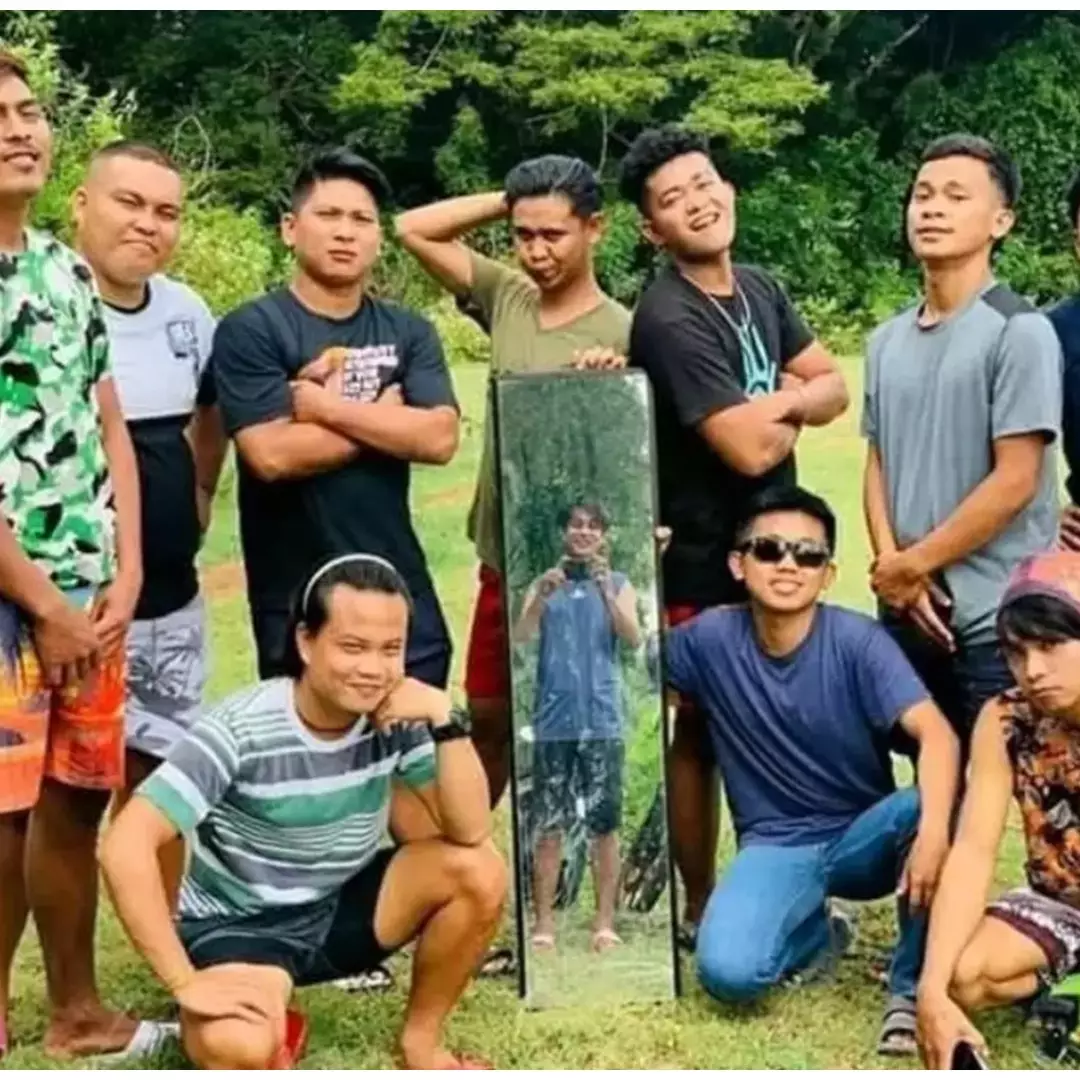 11 Momen kocak tersembunyi di balik foto bersama ini bikin yang lihat kudu jeli