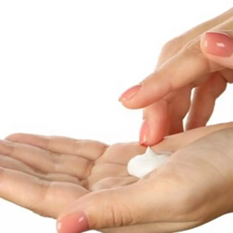 Tak perlu beli produknya, ini cara mencerahkan kulit tangan kusam pakai body lotion dari 1 jenis bunga