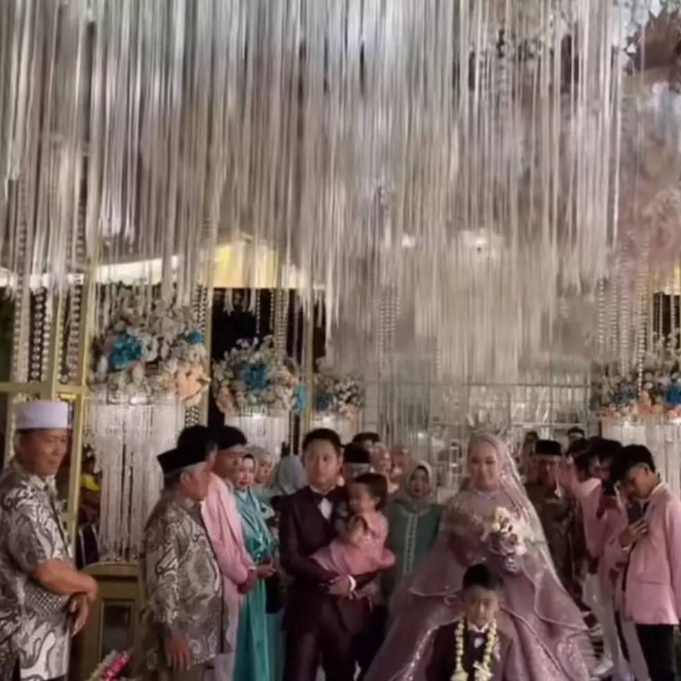 Awalnya dikira nikahan ternyata khitanan, momen mewah prosesi sunat di Garut ini meriah bak konser