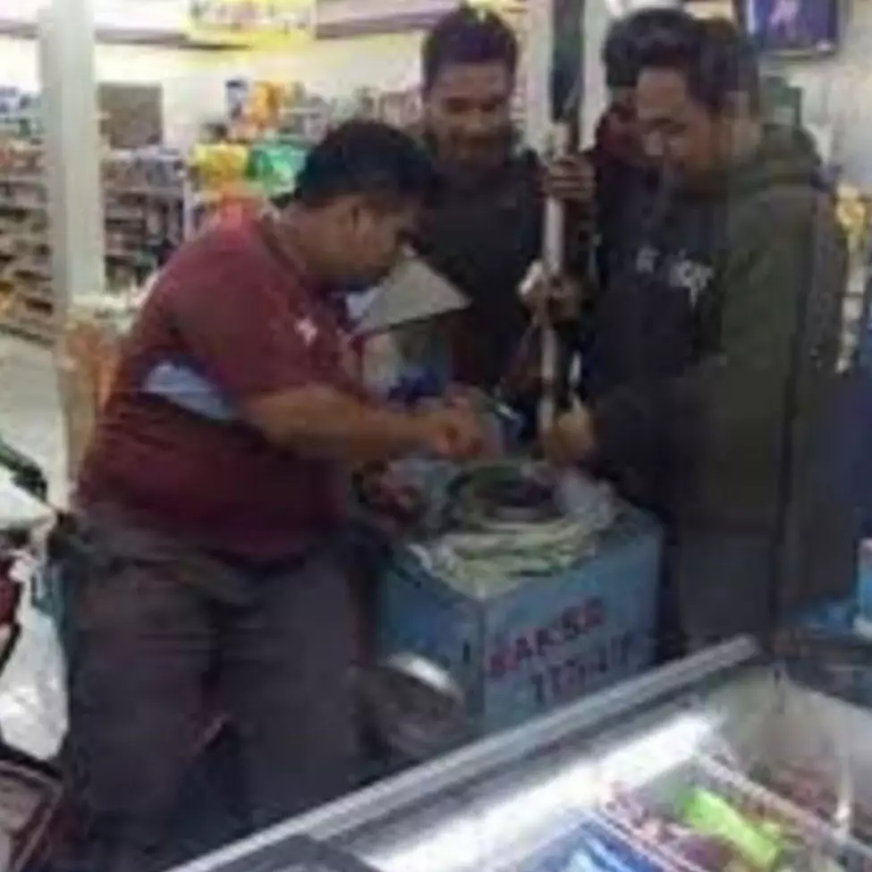 11 Potret kocak kelakuan nyeleneh di minimarket ini bikin tak habis pikir, nggak paham sama tujuannya