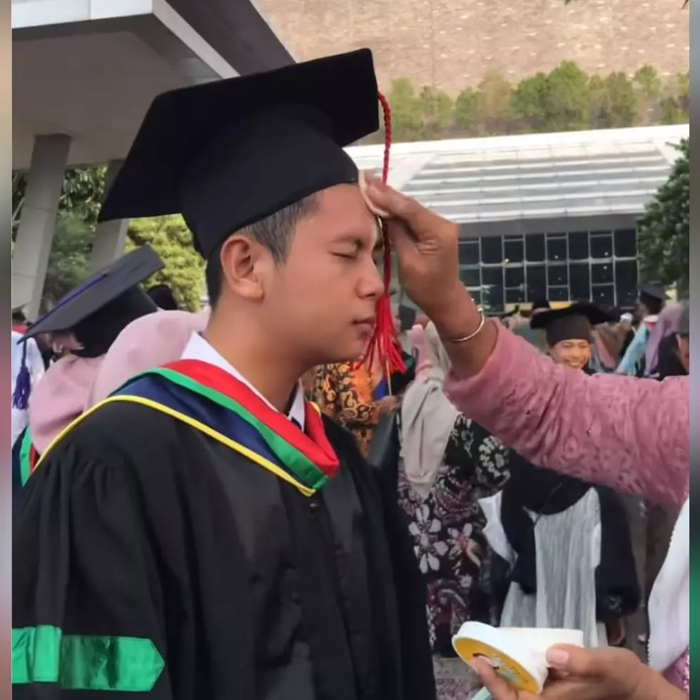 Dibedakin emak di tengah keramaian jelang wisuda, reaksi pria ini di luar dugaan