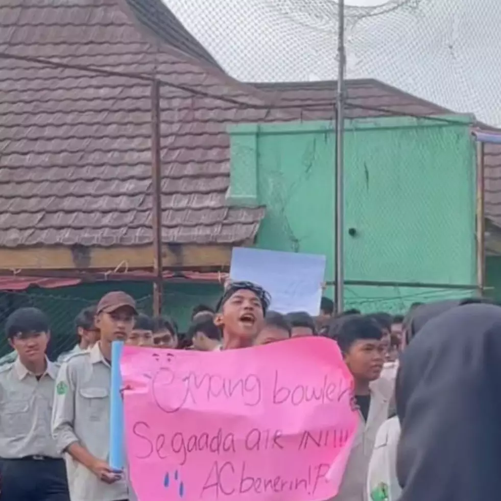 Rayakan Hari Guru dengan cara yang beda, aksi para murid ini sempat bikin pihak sekolah ketakutan