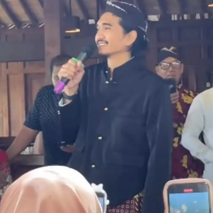 Kayak bukan artis, 7 momen Duta Sheila On 7 hadir di acara kondangan ini vibesnya bak Pak RT