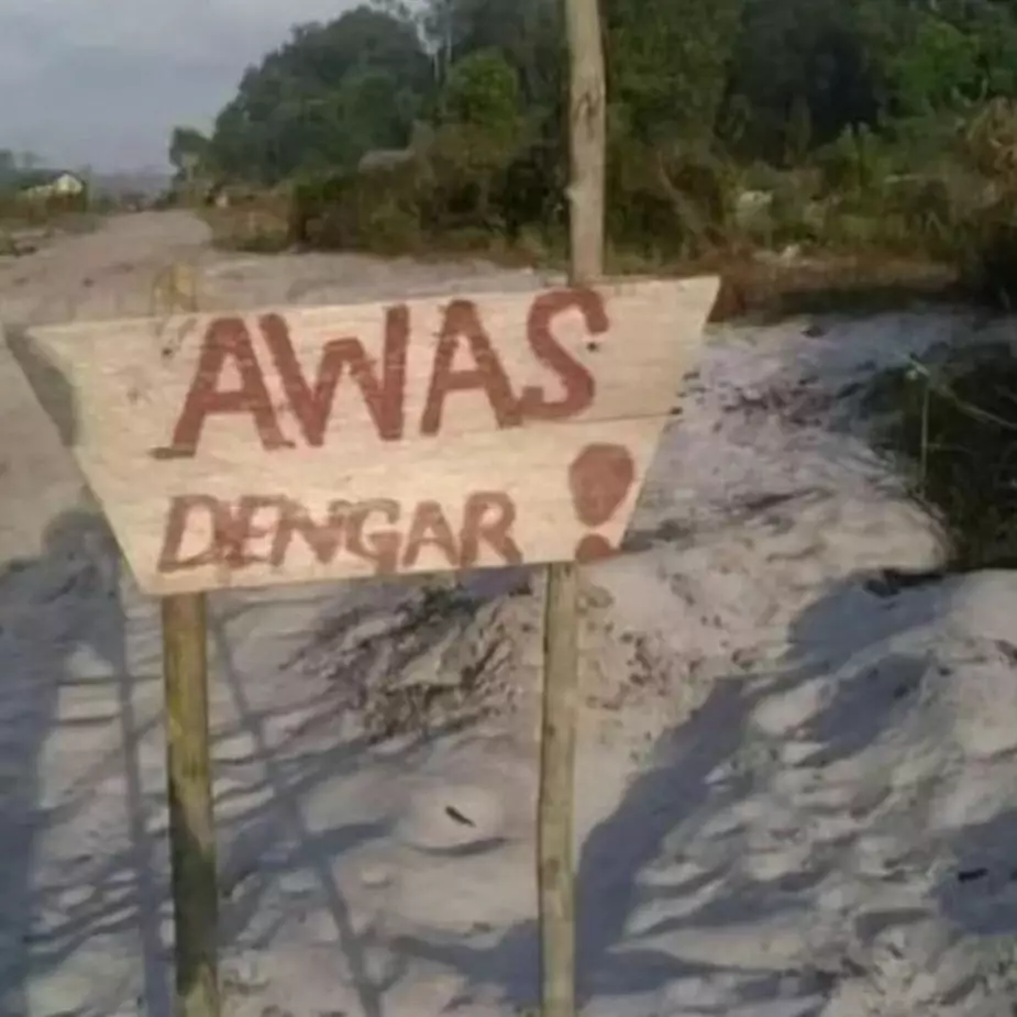 Nggak tahu maksudnya apa, 11 potret kocak tulisan di tempat umum ini bikin bingung