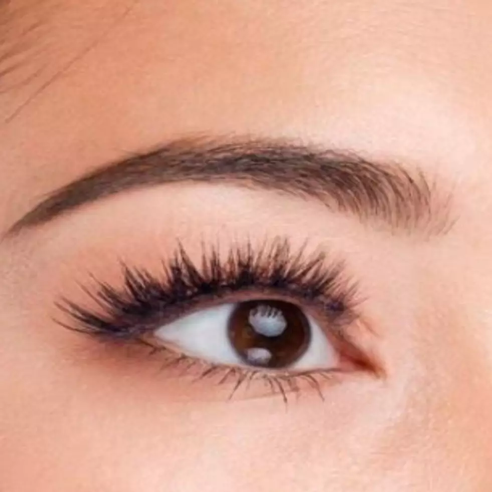 Tampak lebat tanpa produk makeup, ini trik atasi alis dan bulu mata tipis pakai 1 jenis minyak