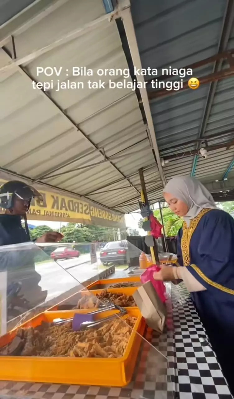 jualan pakai toga © TikTok