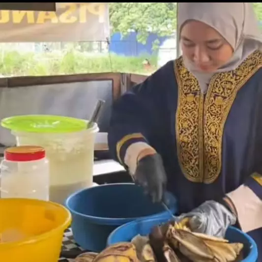 Wanita ini nekat jualan pisang goreng di pinggir jalan pakai toga, alasan di baliknya bikin haru
