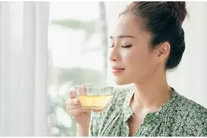 Tak konsumsi produk instan, ini trik bikin minuman kolagen agar awet muda di usia 60-an pakai 2 buah