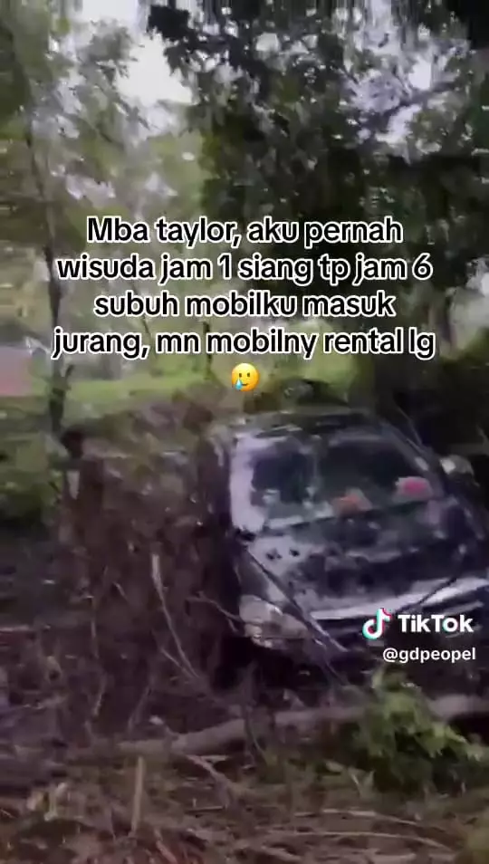 Terjebak di jurang sebelum wisuda © TikTok