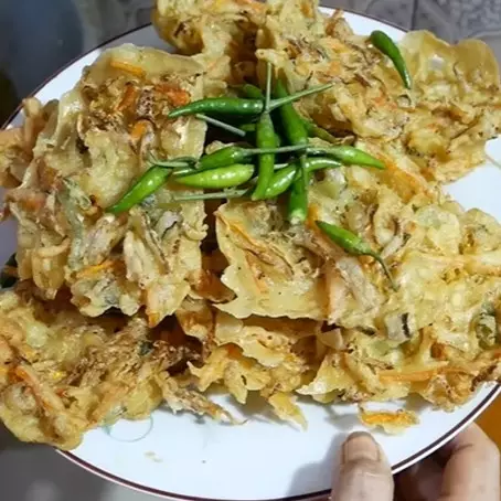 Jangan cuma pakai tepung beras, ini trik agar bakwan sayur renyah dan tak lembek tambah 1 bahan dapur