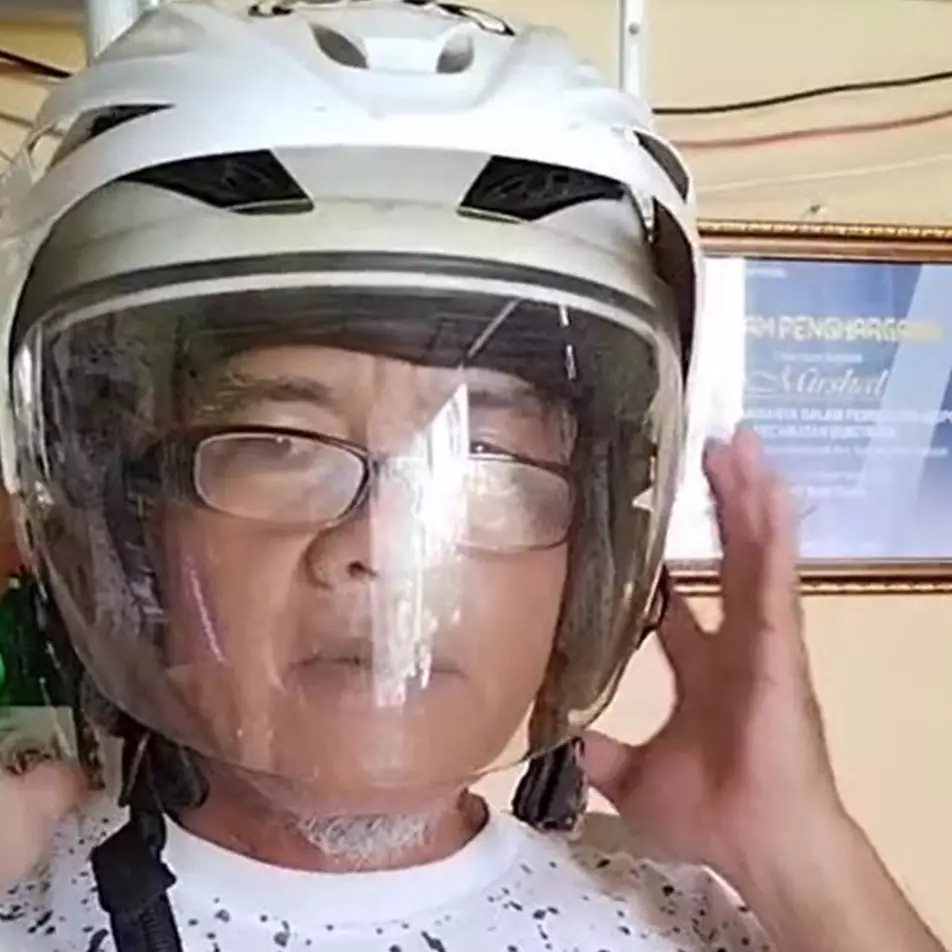 Bukan pakai lem, ini trik perbaiki kaca helm yang longgar jadi bak baru andalkan 1 barang bekas