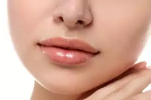 Tanpa scrub madu dan gula pasir, begini cara bikin bibir hitam jadi pink alami pakai 1 jenis minuman