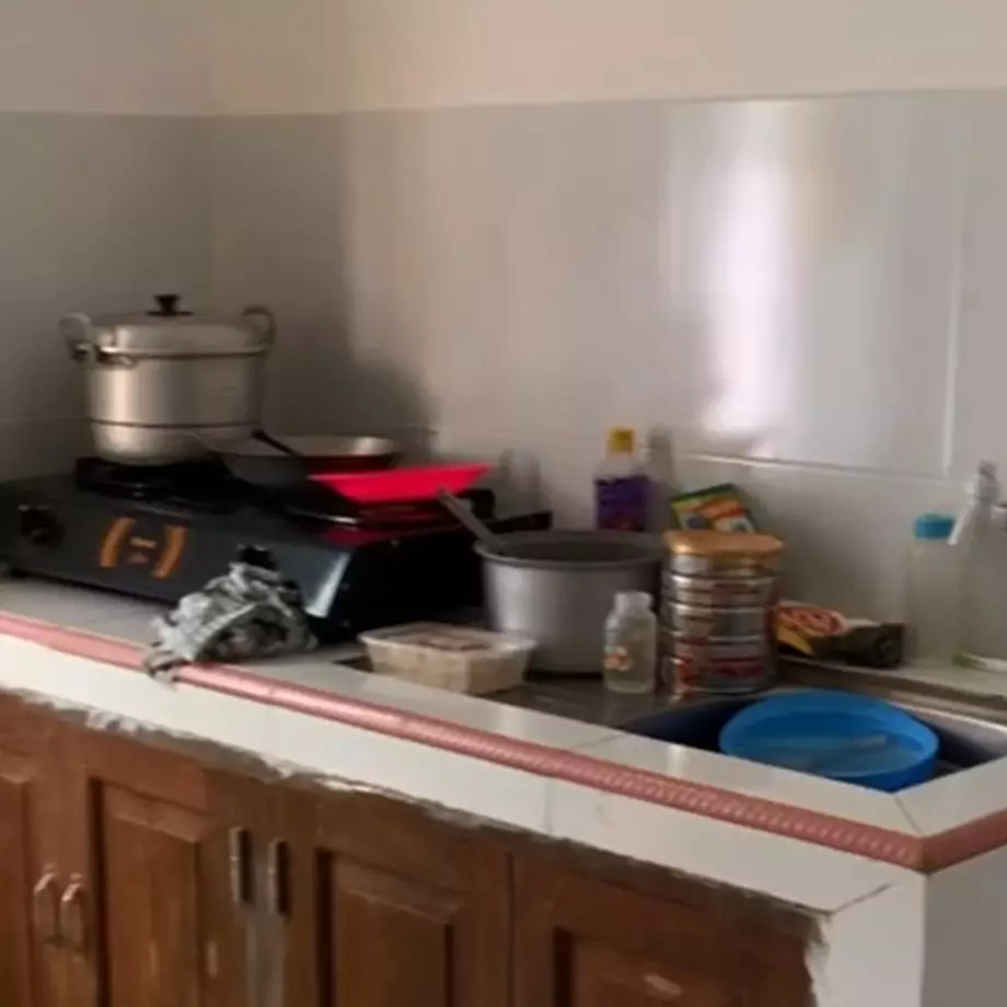 9 Potret makeover dapur tanpa kitchen set jadi serba biru ini bikin suasana nggak monoton