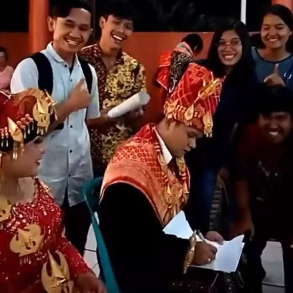Ditodong tanda tangan makalah laporan oleh mahasiswa di tengah momen nikahan, dosen ini tak berkutik