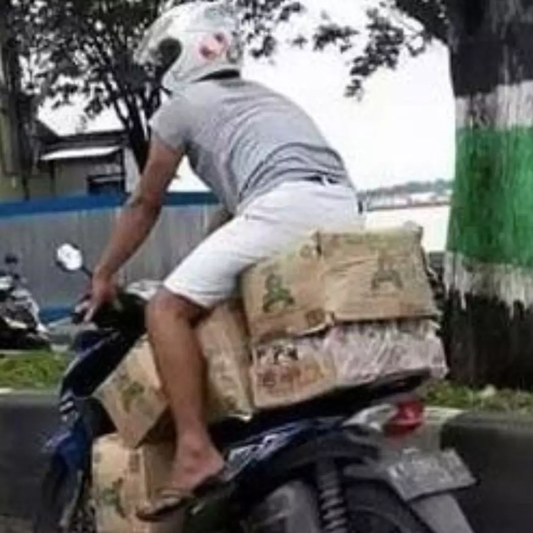 Awas kena tilang, 10 potret gaya nyeleneh orang bawa motor ini di luar prediksi BMKG