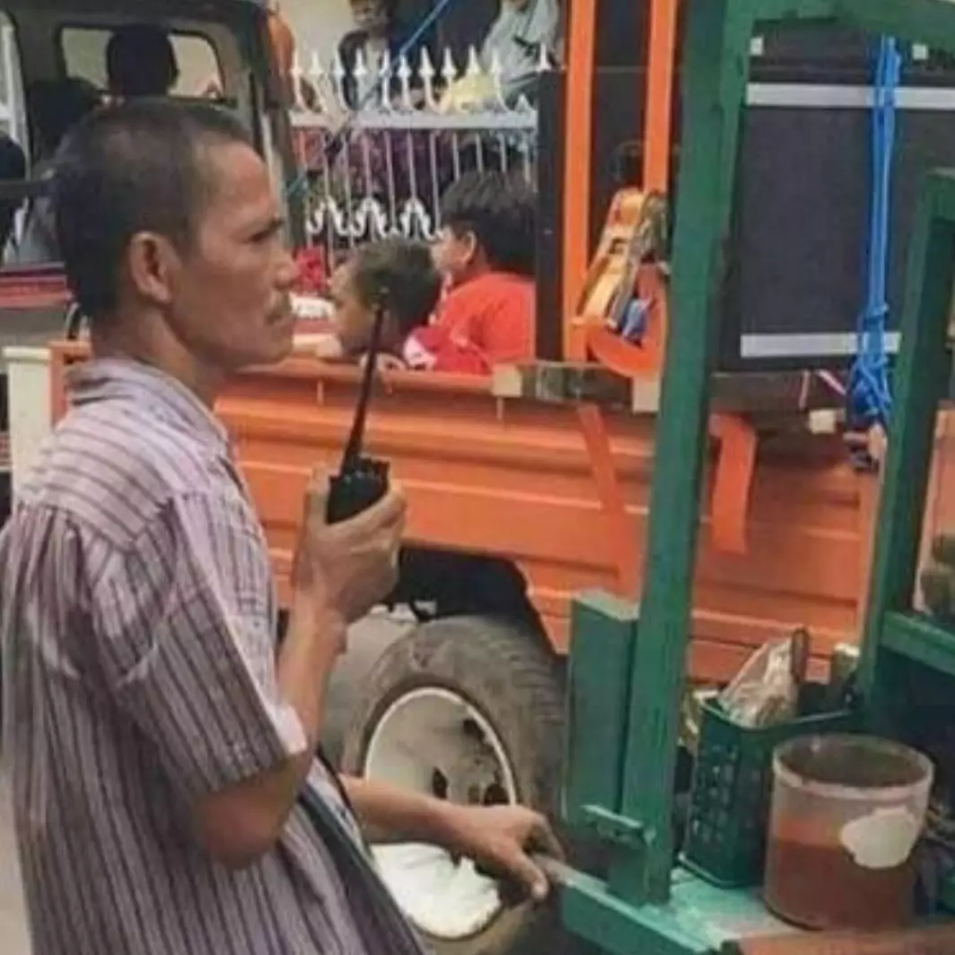 Berasa intel, 11 potret kocak aksi pedagang bawa HT ini bikin orang jadi was-was