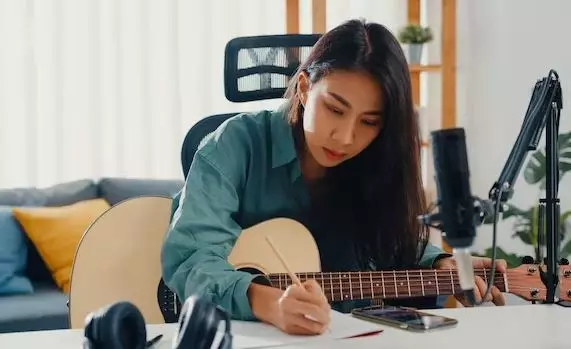 Contoh simile dalam lagu bahasa Inggris freepik.com